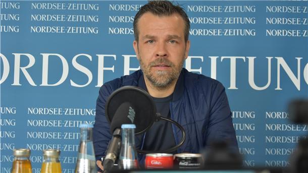 Bundestrainer für einen Tag, Sasa Pinter, steht vor dem ersten Spiel der K.-o.-Phase der EM den Fragen der Journalisten Rede und Antwort.