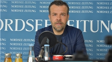 Bundestrainer für einen Tag, Sasa Pinter, steht vor dem ersten Spiel der K.-o.-Phase der EM den Fragen der Journalisten Rede und Antwort.