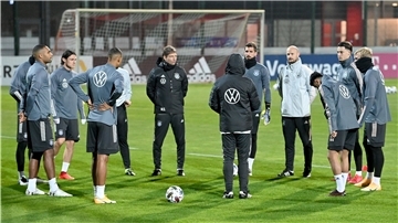 Bundestrainer Joachim Löw (von hinten zu sehen) spricht zu seinen Spielern. Im Vorfeld des Spiels gegen Tschechien gibt es Corona-Vorfälle.