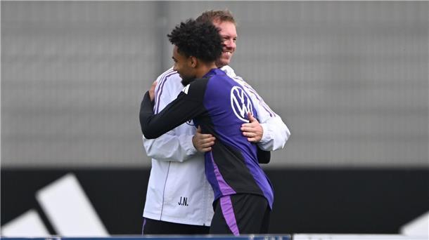 Bundestrainer Julian Nagelsmann begrüßt den nachnominierten Stürmer Kevin Schade auf dem Trainingsplatz. 