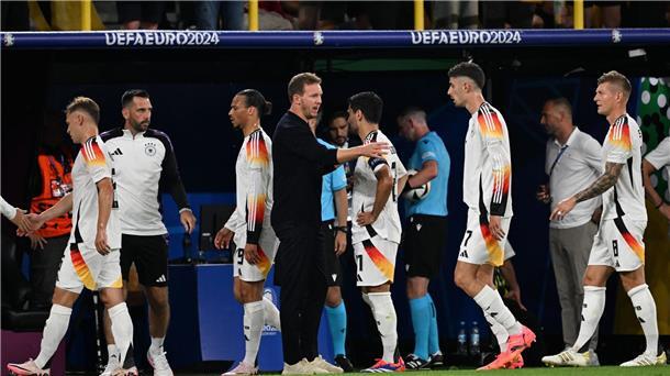 Bundestrainer Julian Nagelsmann (M) spricht mit den Spielern während einer Spielunterbrechung.