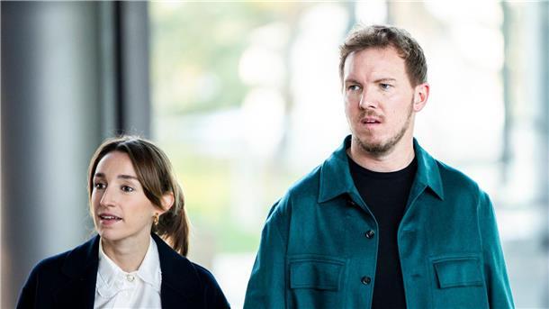„Wir werden gewinnen“: Was Nagelsmann im Teambus erkennt Bundestrainer Julian Nagelsmann und seine Partnerin Lena Wurzenberger bei der Verleihung der Sepp-Herberger-Awards in der Wolfsburger Autostadt.