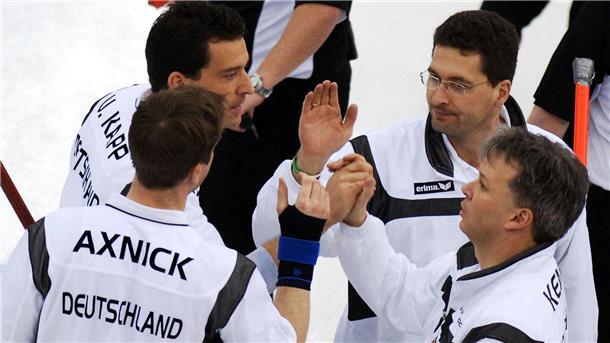 Bundestrainer Uli Kapp (links hinten) und sein Bruder Andy (rechts hinten) haben ihre Spielerkarriere zwar schon längst beendet, sind dem Curling aber trotzdem erhalten geblieben.