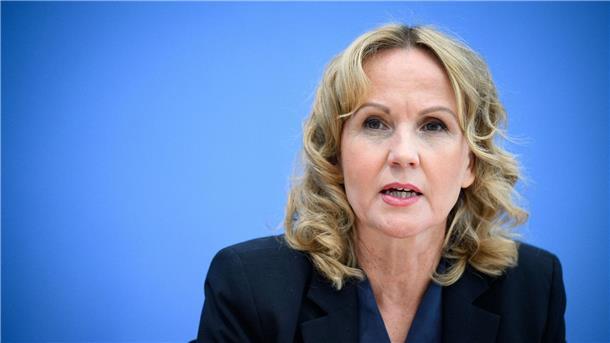 Niedersachsen will Plan für Wolfs-Abschuss zügig umsetzen Bundesumweltministerin Steffi Lemke (Bündnis 90/Die Grünen) bei der Bundespressekonferenz.