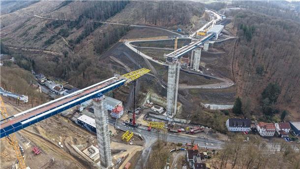 Schiene bekommt bis 2029 mehr als 100 Milliarden Euro Bundesverkehrsminister Patrick Schnieder (CDU) kündigte an, dass es künftig mehr Baustellen geben werde, um die Verkehrsinfrastruktur auszubessern.