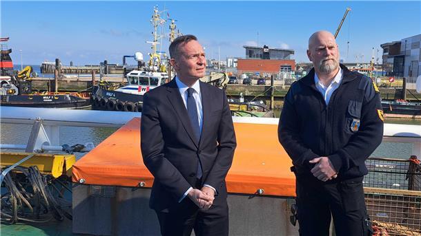 Bundesverkehrsminister Volker Wissing (parteilos) lässt sich von Kapität Jan Conrads (r.) das Mehrzweckschiff Neuwerk in Cuxhaven zeigen, das unter anderem vom Havariekommando eingesetzt wird. 