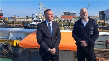 Bundesverkehrsminister Volker Wissing (parteilos) lässt sich von Kapität Jan Conrads (r.) das Mehrzweckschiff Neuwerk in Cuxhaven zeigen, das unter anderem vom Havariekommando eingesetzt wird. 