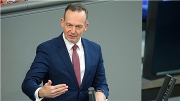Bundesverkehrsminister Volker Wissing spricht im Bundestag über das 49-Euro-Ticket im ÖPNV.