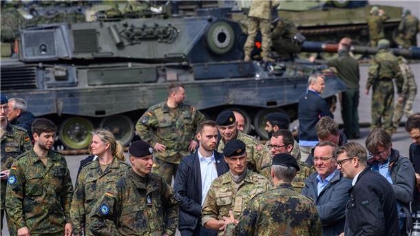 Bundesverteidigungsminister Boris Pistorius (3.v.r) und sein dänischer Amtskollege Troels Lund Poulsen (2.v.r) sprechen mit Bundeswehrsoldaten.