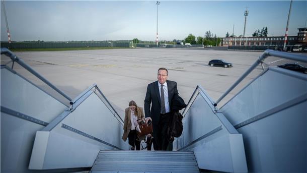 Kampfpanzer der Zukunft - Pistorius in Paris Bundesverteidigungsminister Boris Pistorius auf dem Weg nach Paris.