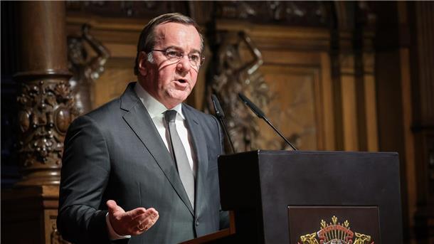 Bundesverteidigungsminister Boris Pistorius beschwert sich beim 74. Übersee-Tag im Hamburger Rathaus über den Umgang mit der deutschen Bundeswehr im eigenen Land.
