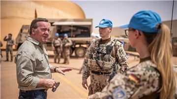 Bundesverteidigungsminister Boris Pistorius (l.) im Bundeswehr-Feldlager in Gao.