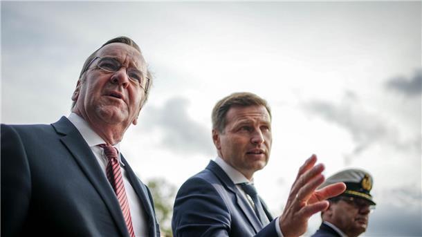 Deutschland und Estland bauen militärische Kooperation aus Bundesverteidigungsminister Boris Pistorius (l, SPD) mit seinem estnischen Amtskollegen Hanno Pevkur in Tallinn.