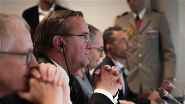 Deutschland und Frankreich treiben Kampfpanzerprojekt voran Bundesverteidigungsminister Boris Pistorius (M, SPD) während des bilateralen Treffens auf dem Luftwaffenstützpunkt Evreux.