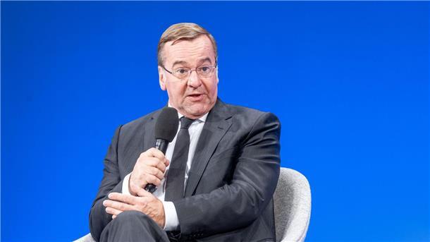 Beginn für Millionenprojekt: Airbus baut Wartungszentrum Bundesverteidigungsminister Boris Pistorius (SPD) spricht bei einem Termin.
