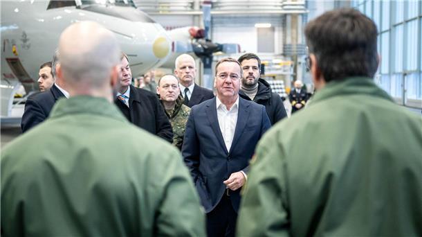 Neue Waffensysteme - 400 Millionen Euro für Marineflieger Bundesverteidigungsminister Boris Pistorius (SPD) stattet dem Marinefliegerstützpunkt Nordholz einen Besuch ab.