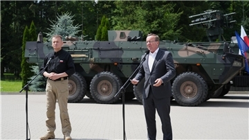 Bundesverteidigungsminister Boris Pistorius und sein polnischer Amtskollege Mariusz Blaszczak (l) in Zamosc.