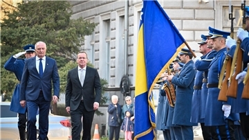 Bundesverteidigungsminister Boris Pistorius wird bei seiner Ankunft in Bosnien-Herzegowina von Verteidigungsminister Zukan Helez mit militärischen Ehren begrüßt.