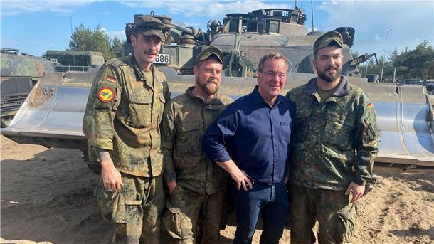 Pistorius bei Bundeswehr und Militärübung in Litauen Bundesverteidigungsminister Pistorius mit Soldaten in Litauen.