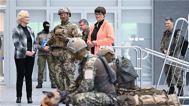 Kommando Spezialkräfte genießt Lambrechts vollstes Vertrauen Bundesverteidigungsministerin Christine Lambrecht (l, SPD) sieht sich bei ihrem Besuch beim Kommando Spezialkräfte (KSK) in einer Schwimmhalle eine Ausbildungsübung mit einem Hund an.