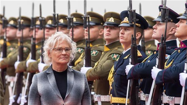 Litauen: Führungsstab deutscher Brigade in Dienst genommen Bundesverteidigungsministerin Christine Lambrecht wird in Litauen mit militärischen Ehren empfangen.