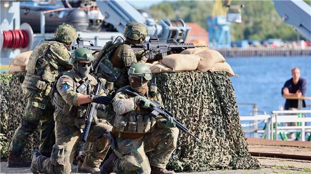 Bundeswehr übt für den Ernstfall - „Wir werden getestet“ Bundeswehr-Soldaten sichern das Werftgelände.