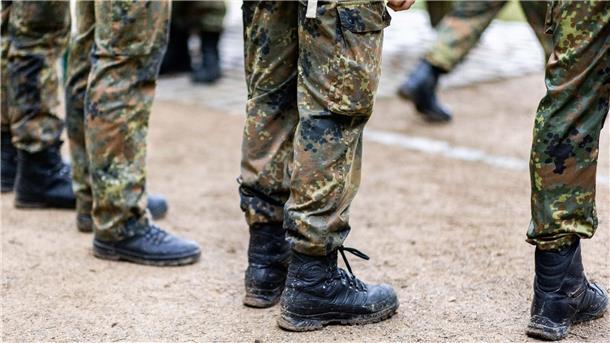 Bundeswehr soll Evakuierungseinsatz aus dem Sudan beenden Bundeswehrsoldaten stehen in einer Reihe.
