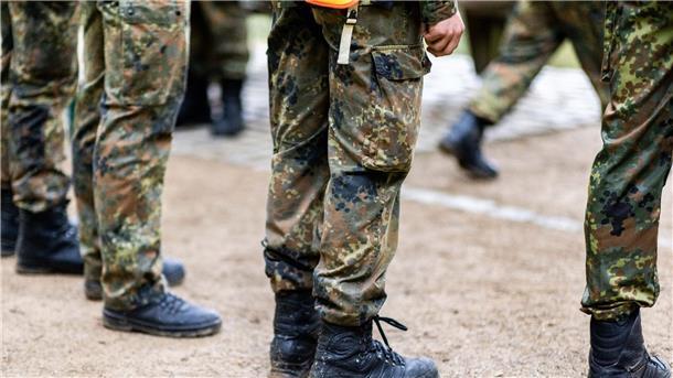 Bundeswehrsoldaten stehen in einer Reihe.