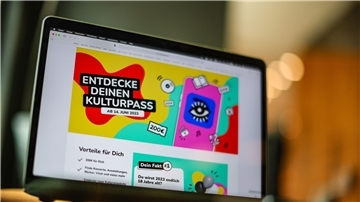 200 Euro Kultur-Taschengeld für 18-Jährige  Bundesweit haben sich rund 4900 Kulturanbieter mit etwa 1,6 Millionen verschiedenen Angeboten angemeldet.