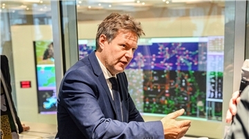 Bundeswirtschaftsminister Robert Habeck (Bündnis 90/Die Grünen) will, dass Übernahmen deutscher Firmen in Schlüsseltechnologien etwa durch chinesische Investoren generell erschwert werden.