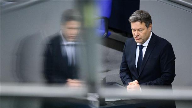 Habeck erwartet weiter sinkende Inflation Bundeswirtschaftsminister Robert Habeck (Bündnis 90/Die Grünen) gibt bei der Plenarsitzung im Deutschen Bundestag eine Regierungserklärung zum Jahreswirtschaftsbericht.