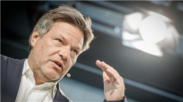Bundeswirtschaftsminister Robert Habeck (Bündnis 90/Die Grünen) will mit milliardenschweren Hilfen den Industriestrompreis senken.