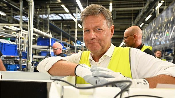 „Superprodukt Made in Germany“: Habeck preist die Wärmepumpe Bundeswirtschaftsminister Robert Habeck (Grüne) ist Fan der Wärmepumpe: „Eine Wärmepumpe spart Geld.“
