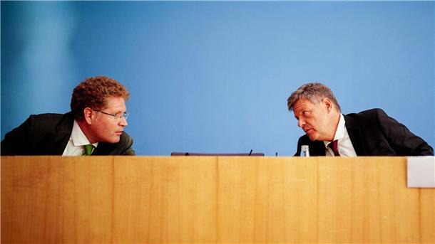 Habeck hält an Graichen fest Bundeswirtschaftsminister Robert Habeck (Grüne, r) mit seinem Staatssekretär Patrick Graichen.