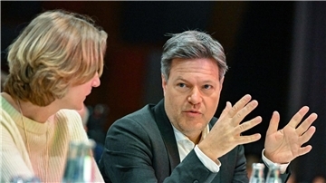 Bundeswirtschaftsminister Robert Habeck (Grüne) unterhält sich mit Kerstin Andreae, Hauptgeschäftsführerin des Bundesverbandes der Energie- und Wasserwirtschaft e. V. (BDEW).