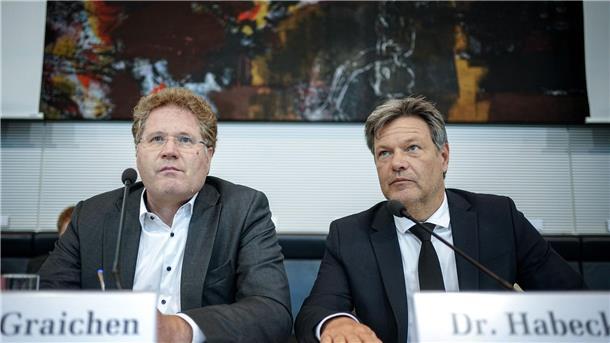 Habeck hält an Graichen fest Bundeswirtschaftsminister Robert Habeck (Grüne) und sein Staatssekretär Patrick Graichen.