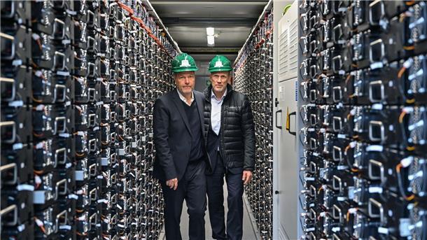 Bundeswirtschaftsminister Robert Habeck (l) und Leag-Chef Thorsten Kramer besuchen bei einem Rundgang über das Gelände des Braunkohlekraftwerks Schwarze Pumpe einen Batteriespeicher.