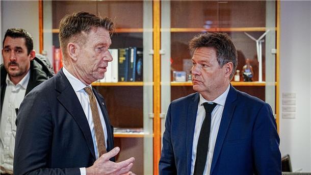 Wasserstoff rein, Kohlendioxid raus: Habeck hofft auf Oslo Bundeswirtschaftsminister Robert Habeck (r) im Gespräch mit Norwegens Energieminister Terje Aasland in Oslo.