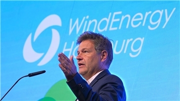 Bundeswirtschaftsminister Robert Habeck spricht während der Eröffnung der Messe WindEnergy Hamburg.