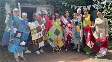 Bunt und auffällig: Die Decken, die in der Quilt-Werkstatt hergestellt wurden, sind ein Blickfang. 
