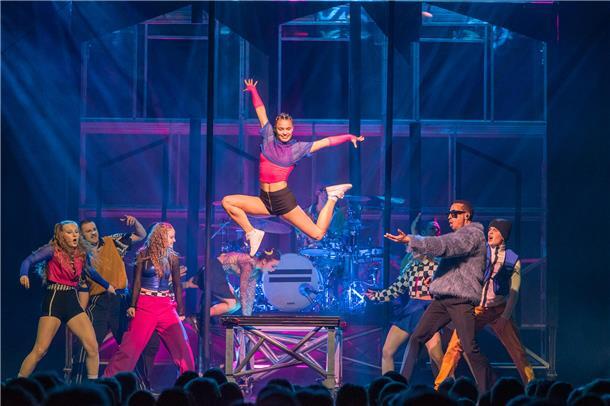 Bunt und energiegeladen: Das Opening mit Jessica Schlegel (mitte) und dem Showte...