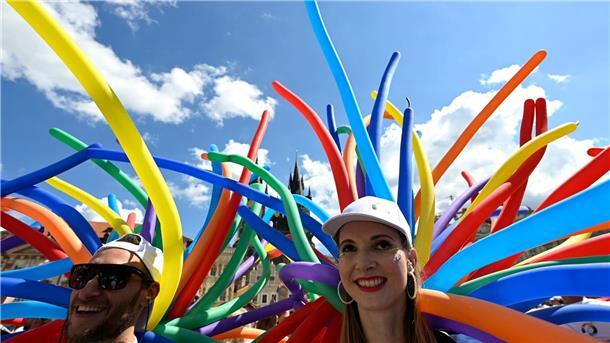 Zehntausende feiern bei Regenbogenparade in Prag Bunt und fröhlich präsentierte sich die queere Szene in Prag.