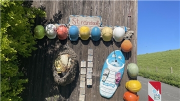 Strandgut an eine Hauswand montiert