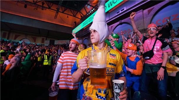 Riad statt Ally Pally? Wie die Darts-WM rasant wächst Bunte Kostüme und viel Bier: Die Fans feiern das Spektakel im Norden Londons.