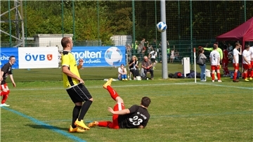 Am dritten Spieltag der Bunten Liga im Nordsee-Stadion Bremerhaven schießt ein Fußballer ein Tor.