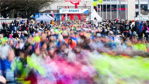 Buntes Läuferfeld beim Silvesterlauf rund um den Maschsee in Hannover.