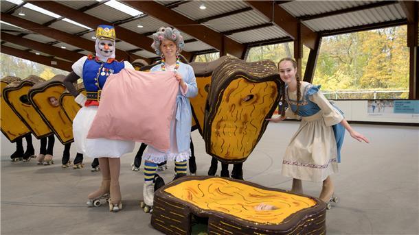 Buntes Treiben auf der Rollschuhbahn: Schneemann, Frau Holle und Goldmarie (von links) posieren mit einem Toastbrot.
