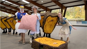 Buntes Treiben auf der Rollschuhbahn: Schneemann, Frau Holle und Goldmarie (von links) posieren mit einem Toastbrot.
