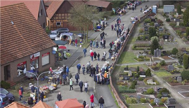 Buntes Treiben: Das Frühlingsfest in Wilstedt aus der Vogelperspektive.
