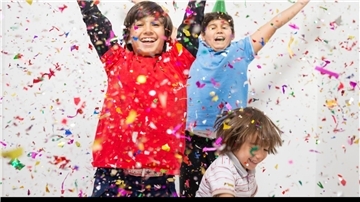 Buntes und großes Fest anlässlich der Siegelverleihung „Kinderfreundliche Kommune“ im Kinder- und Jugendhaus Zeven. Foto: © Canva